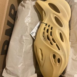 Brand New ! NEVER worn! YEEZY Foam Runner !!